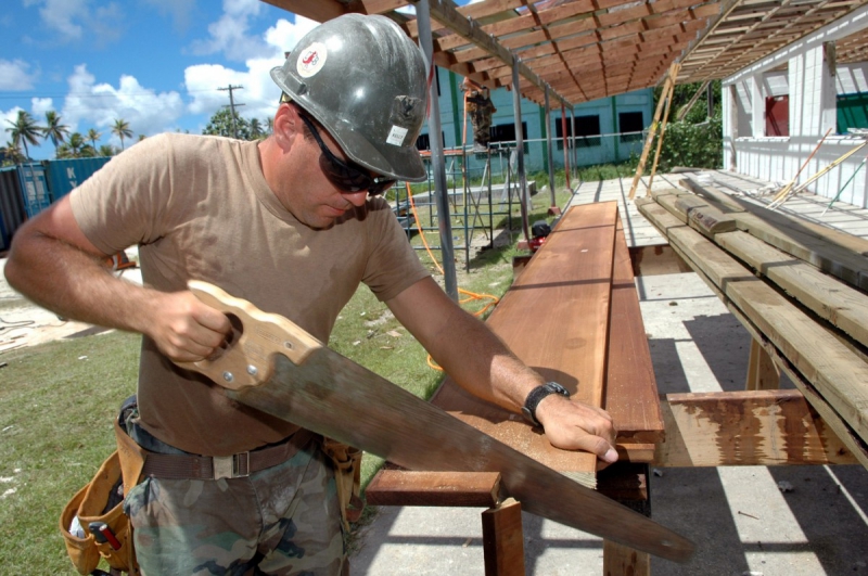 ebeniste-ARTIGUES-min_worker_construction_building_carpenter_male_job_build_helmet-893290